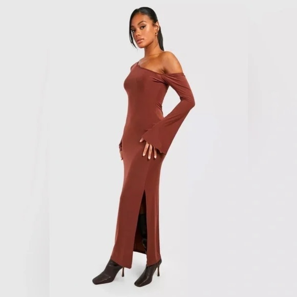 Boohoo | PREMIUM SLINKY OFF THE SHOULDER MAXI DRESS CHOCOLATE SIZE 14